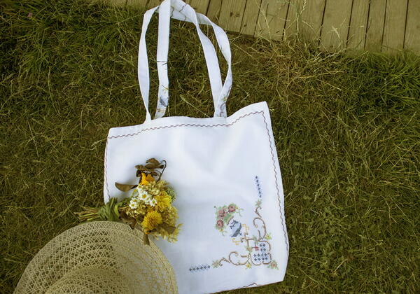 Delicate Vintage-Inspired Tote Delicate Vintage-Inspired Tote