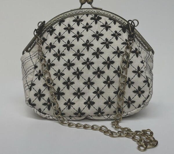 Metal Frame Embroidered Bag Pattern Metal Frame Embroidered Bag Pattern