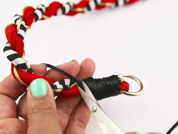 Making Bag Handles from Twisted Fabric Scraps Making Bag Handles from Twisted Fabric Scraps