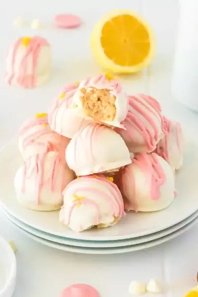 Strawberry Lemonade Truffles with Golden Oreos Strawberry Lemonade Truffles (with Golden Oreos)