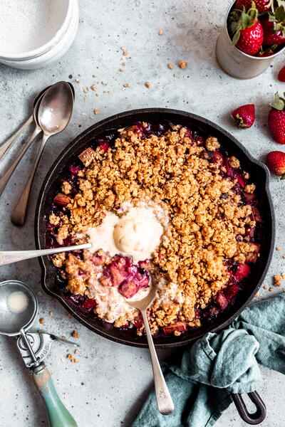 Easy Homemade Rhubarb And Ginger Crumble