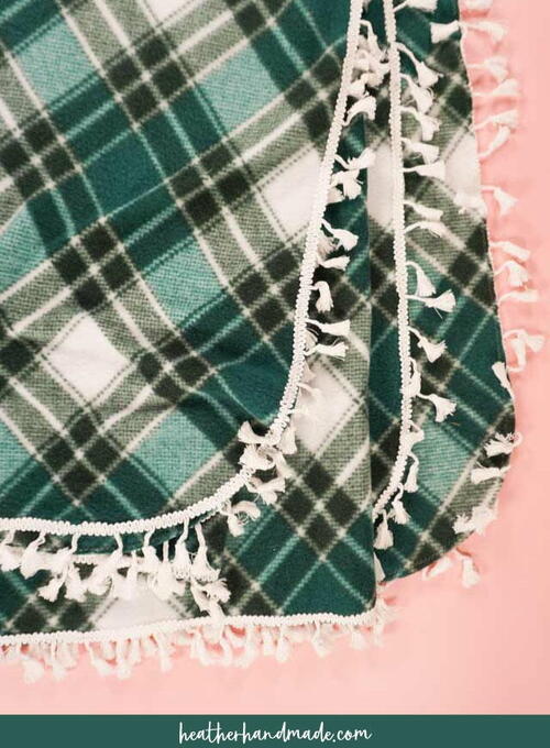 Diy Fleece Blanket With Tassels Diy Fleece Blanket With Tassels