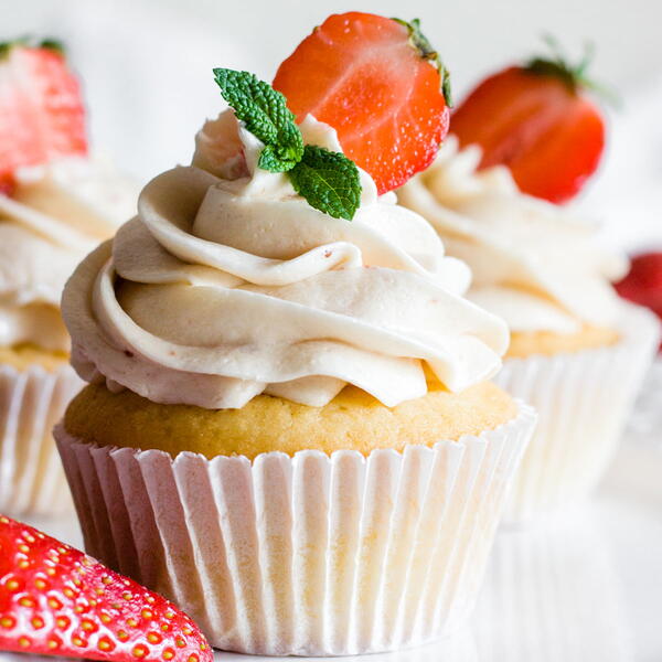 Easy Strawberry Filled Cupcakes Easy Strawberry Filled Cupcakes