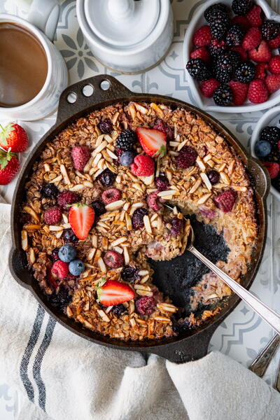 Baked Oatmeal With Almonds And Berries