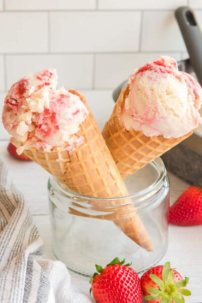 Strawberry Swirl Ice Cream no Churn Strawberry Swirl Ice Cream (no Churn!)