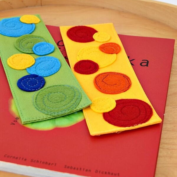 DIY Fabric Bookmarks with Felt Circles DIY Fabric Bookmarks with Felt Circles