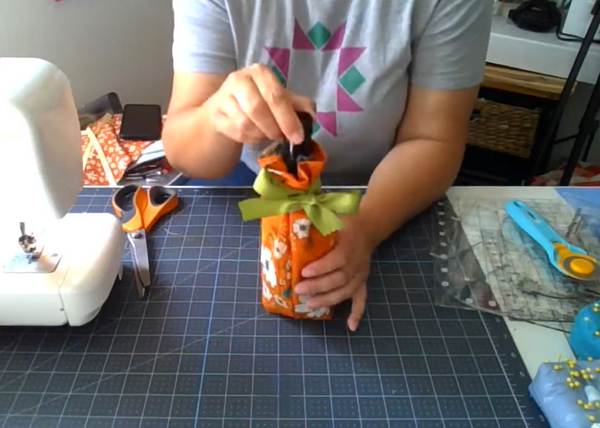 Simple Mini Fabric Gift Bag Tutorial Simple Mini Fabric Gift Bag Tutorial