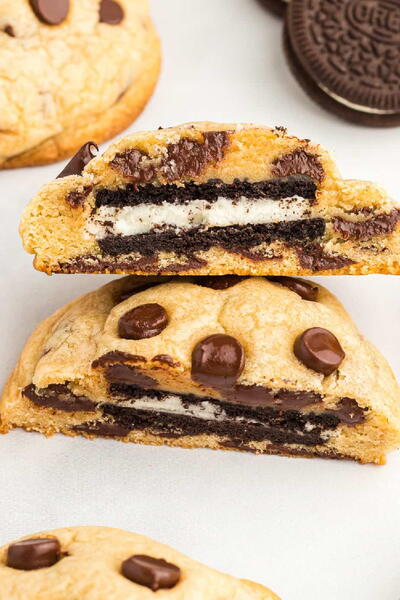 Gooey Oreo Stuffed Chocolate Chip Cookies Gooey Oreo Stuffed Chocolate Chip Cookies