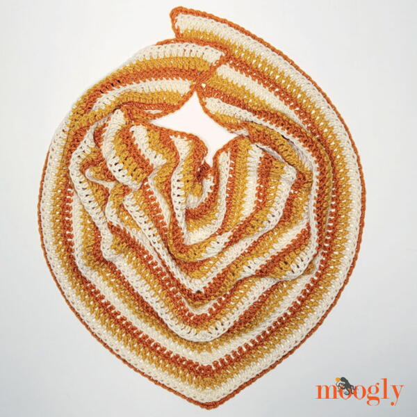 How to Crochet a Beginner Shawl in Three Colors How to Crochet a Beginner Shawl in Three Colors