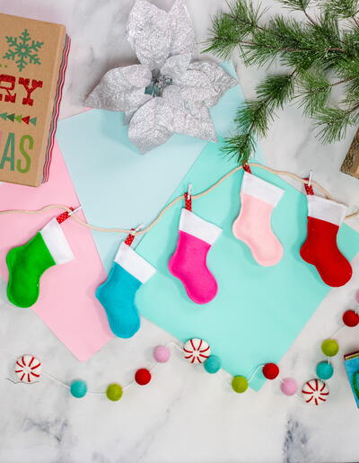 Mini Felt Christmas Stocking Pattern + Make Adorable Holiday Garland