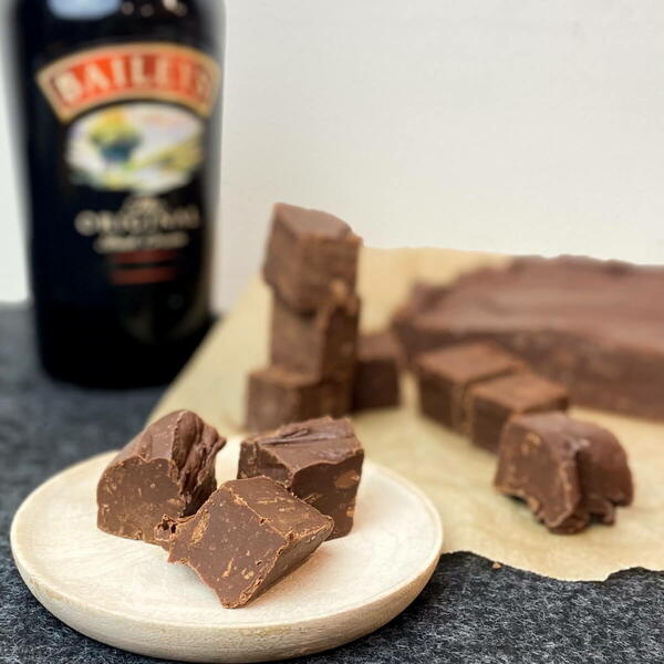 Easy 4-ingredient Baileys Fudge Easy 4-ingredient Baileys Fudge