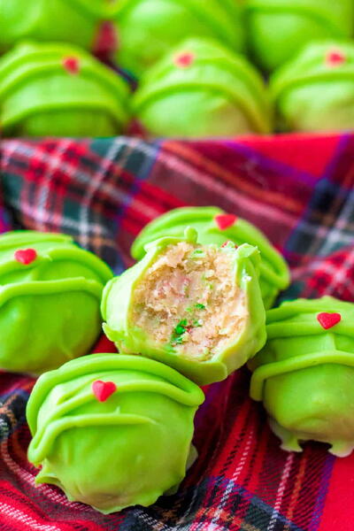 Christmas Oreo Balls grinch Inspired Christmas Oreo Balls (grinch Inspired!)