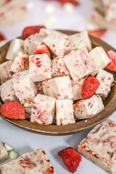 Easy Strawberry White Chocolate Fudge Easy Strawberry White Chocolate Fudge