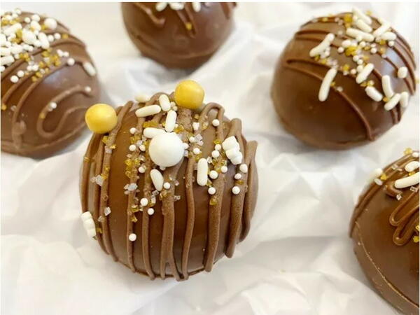DIY Winter Hot Chocolate Bombs DIY Winter Hot Chocolate Bombs