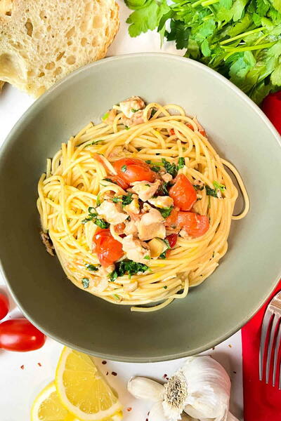 Spaghetti With Canned Clams And Fresh Tomato Sauce