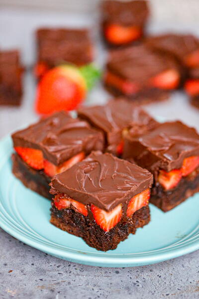 Easy Chocolate Covered Strawberry Brownies Easy Chocolate Covered Strawberry Brownies