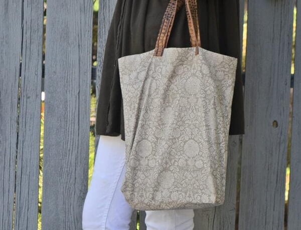 How to Make a Tote With Leather Handles How to Make a Tote With Leather Handles