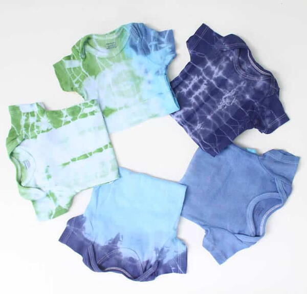 DIY Accordion Tie Dye Onesies DIY Accordion Tie Dye Onesies