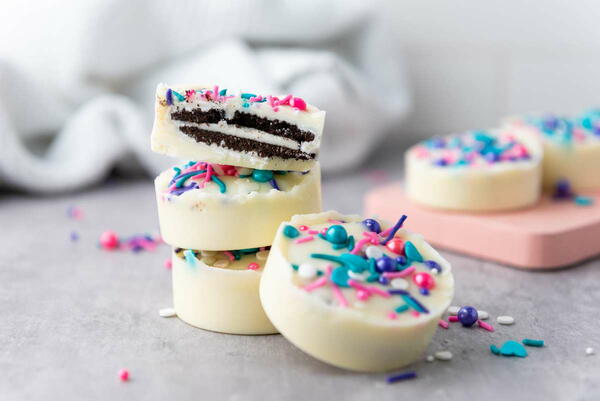 Easy White Chocolate Covered Oreos Easy White Chocolate Covered Oreos