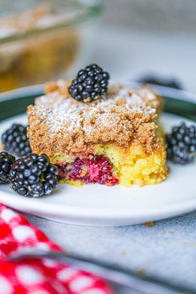Starbucks Copycat Coffee Crumb Cake Recipe with Blackberries Starbucks Copycat Coffee Crumb Cake Recipe (with Blackberries)