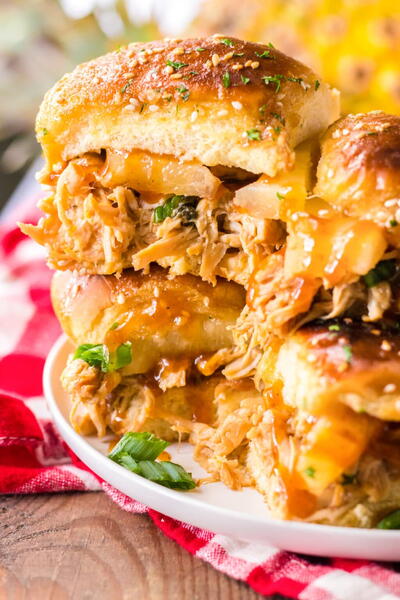 Slow Cooker BBQ Hawaiian Roll Chicken Sliders Slow Cooker BBQ Hawaiian Roll Chicken Sliders