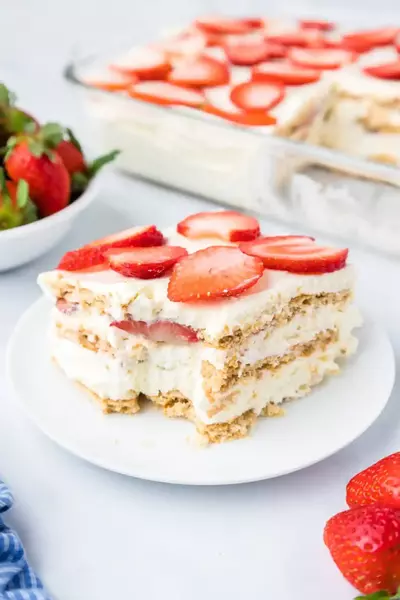 Strawberry Cream Cheese Icebox Cake easy No-bake Strawberry Cream Cheese Icebox Cake (easy No-bake!)