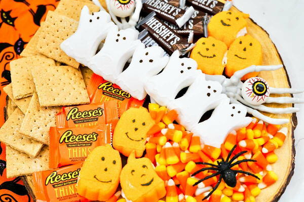 Spooky Smores Haunted Halloween Charcuterie Board Spooky S’mores Haunted Halloween Charcuterie Board