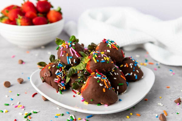 Easy Delicious Chocolate Covered Strawberries Recipe Easy & Delicious Chocolate Covered Strawberries Recipe