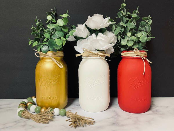 Easy Farmhouse Holiday Painted Mason Jars