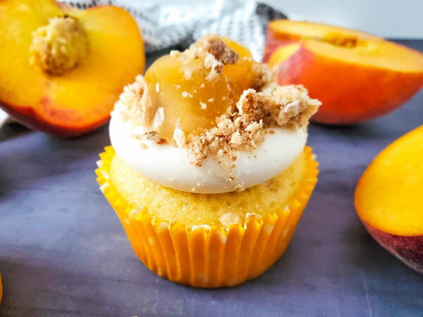 Easy Peach Cobbler Cupcakes Easy Peach Cobbler Cupcakes