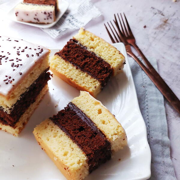 Chocolate And Vanilla Neapolitan Cake