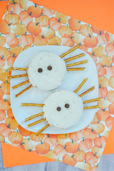 Peanut Butter And Jelly Spider Sandwiches'