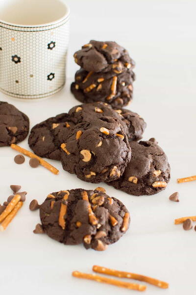Salty Sweet Caramel Pretzel Cookies Salty Sweet Caramel Pretzel Cookies