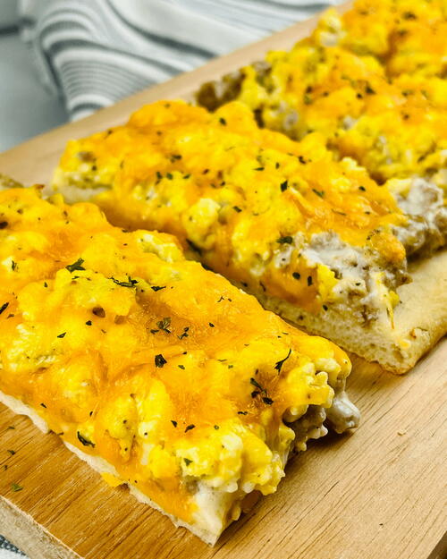 School Breakfast Pizza with Sausage Gravy School Breakfast Pizza (with Sausage Gravy)