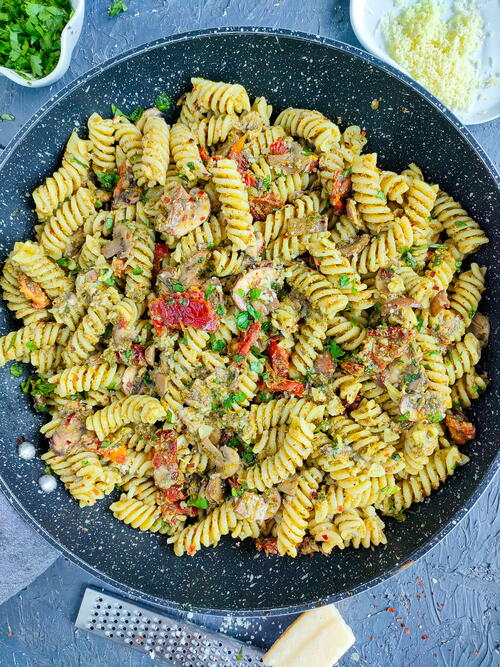 Easy Mushroom Pesto Pasta With Sundried Tomatoes Easy Mushroom Pesto Pasta With Sundried Tomatoes