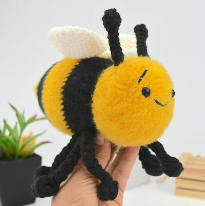 Crochet Bee Amigurumi Free Pattern