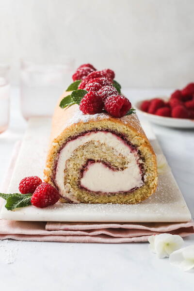 Raspberry Swiss Roll Cake Raspberry Swiss Roll Cake