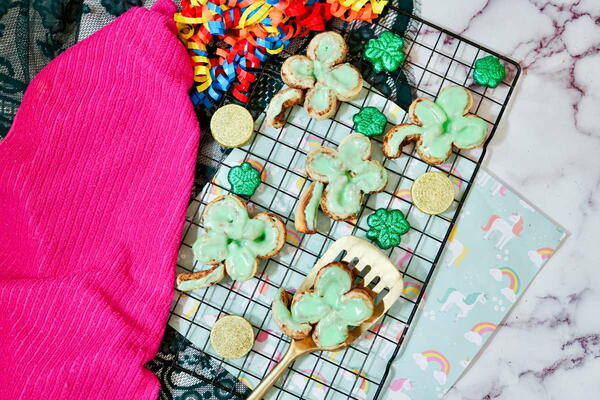 Happy St Patricks Day Cinnamon Clover Rolls Happy St. Patrick’s Day Cinnamon Clover Rolls