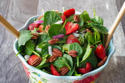 Strawberry Spinach Pecan Salad