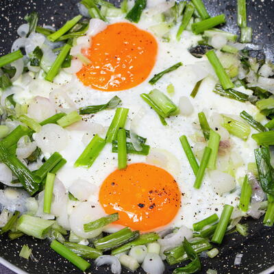  10 Min Pan-fried Eggs With Green Onions