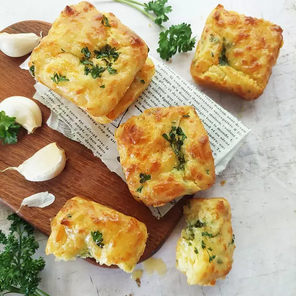Easy Garlic Bread Muffins - No Yeast Easy Garlic Bread Muffins - No Yeast