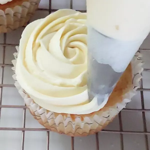 Smooth Buttercream Frosting no Powdered Sugar Smooth Buttercream Frosting (no Powdered Sugar)