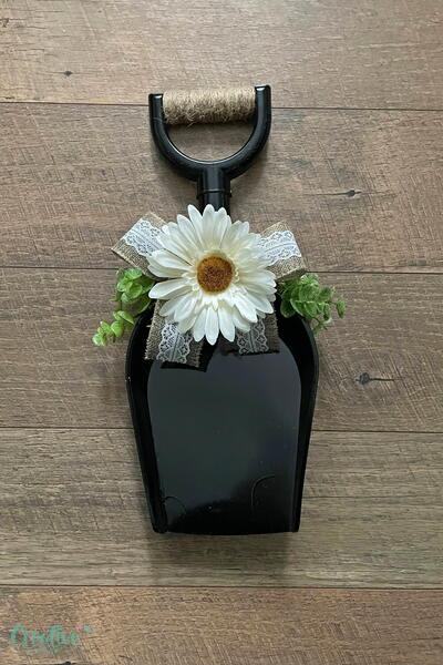 Farmhouse Door Wreath From A Plastic Shovel Farmhouse Door Wreath From A Plastic Shovel