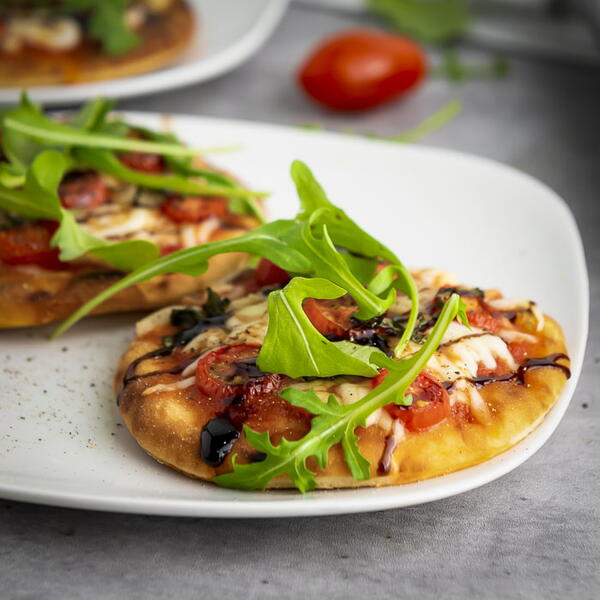 Easy Mini Caprese Pizza Easy Mini Caprese Pizza