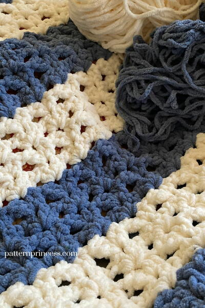 Cozy Cloud Chunky Two-color Crochet Blanket Pattern Cozy Cloud Chunky Two-color Crochet Blanket Pattern