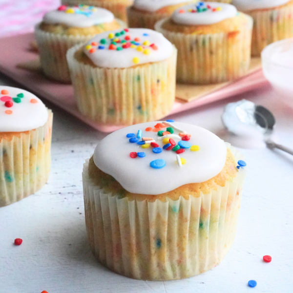 Easy Funfetti Cupcakes With 2-ingredient Glaze Icing no Butter Easy Funfetti Cupcakes With 2-ingredient Glaze Icing (no Butter)