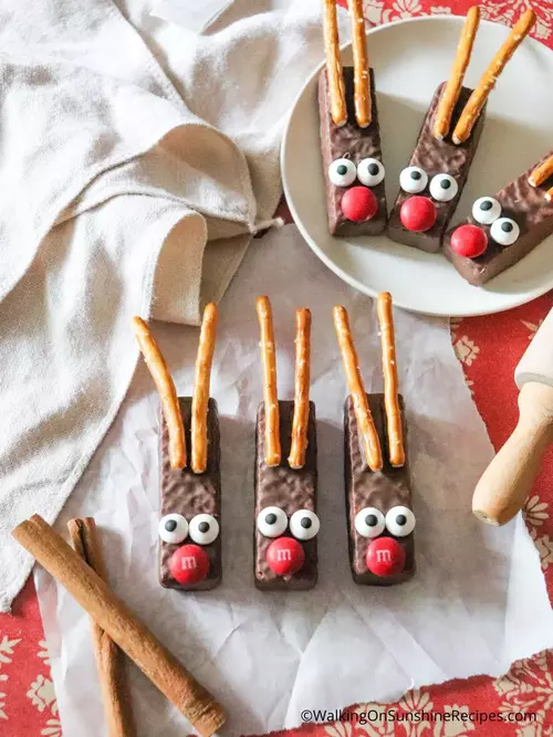 Christmas Reindeer Cookies with Pretzel Stick Antlers Christmas Reindeer Cookies (with Pretzel Stick Antlers)
