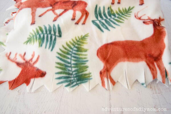 No Sew Fleece Blanket With Cute Edging No Sew Fleece Blanket With Cute Edging