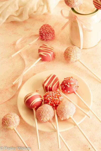 Easy Valentine Cake Pops Easy Valentine Cake Pops!
