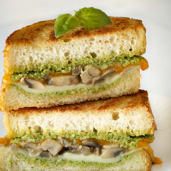 Grilled Cheese Mushroom Sandwich With Pesto Grilled Cheese Mushroom Sandwich With Pesto